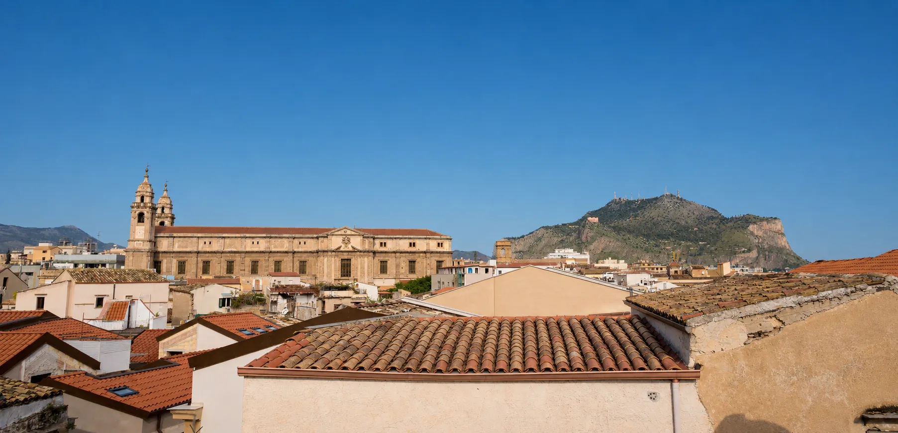 Veduta Chiesa San Domenico e Monte pellegrino da Palazzo Caminneci - Rooms Apartment Palermo Sicily